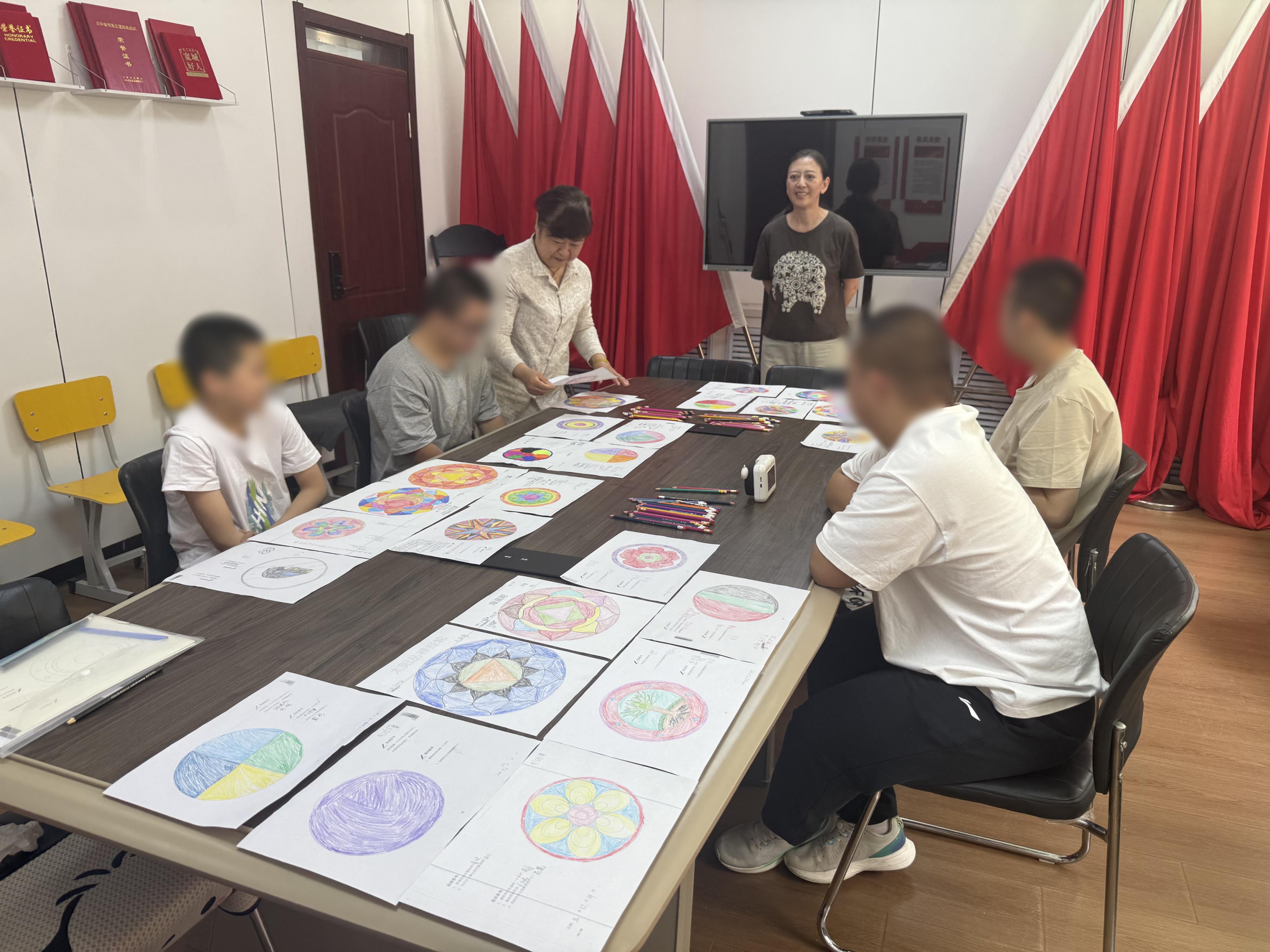 以色彩为桥 用画笔疗心——致敬和光同辰艺术疗愈工作室的温暖坚守
